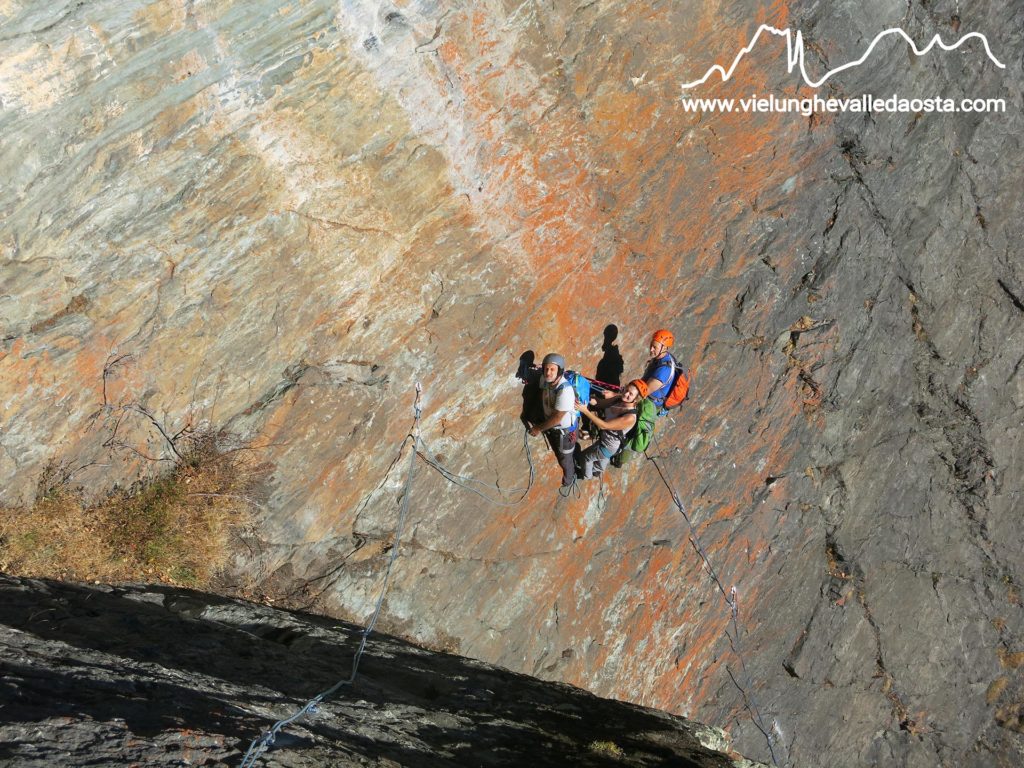 Giorgio, Lucia e Gae sulla placca rossa della Via Mario e Cecilia in Valgrisenche